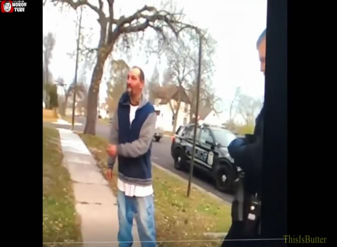 Video :When this inebriated man begs to fight with the police, it doesn't work out